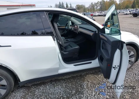 2023 Tesla Model Y Awd/Long Range Dual Motor All-Wheel Drive z USA, uszkodzony, nr VIN 7SAYGDEE7PF682772